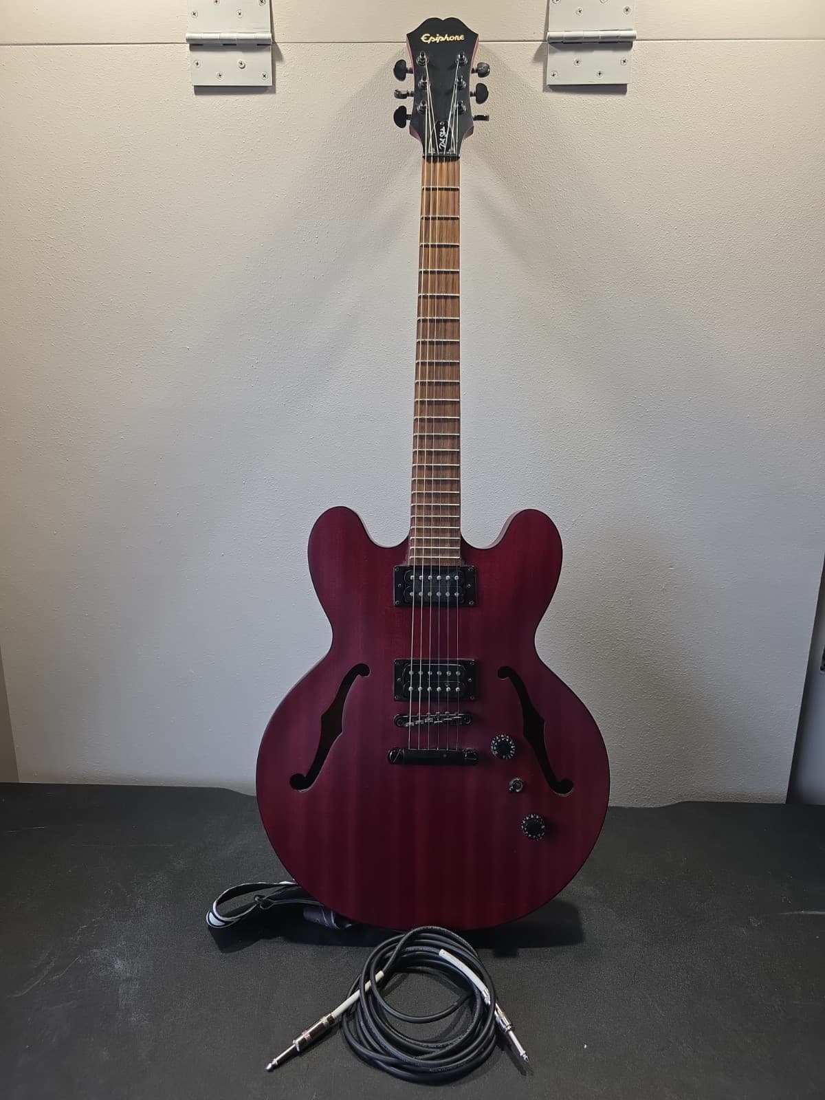 Epiphone Dot Studio Hollow Body Electric Guitar Cherry Wood EE 08061543