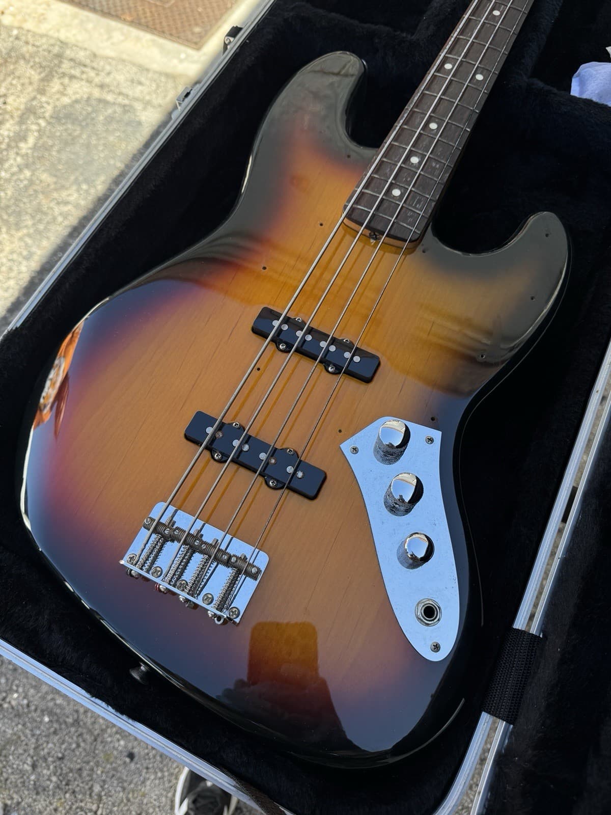 Fender Jazz Bass 4-String Electric Guitar 3-Tone Sunburst 2004 w/ Hard Case