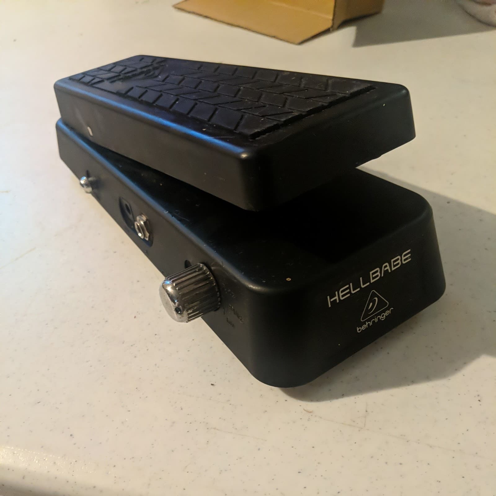 BEHRINGER HELLBABE HB01 WAH WAH GUITAR or BASS EFFECTS PEDAL w/ Optical Control