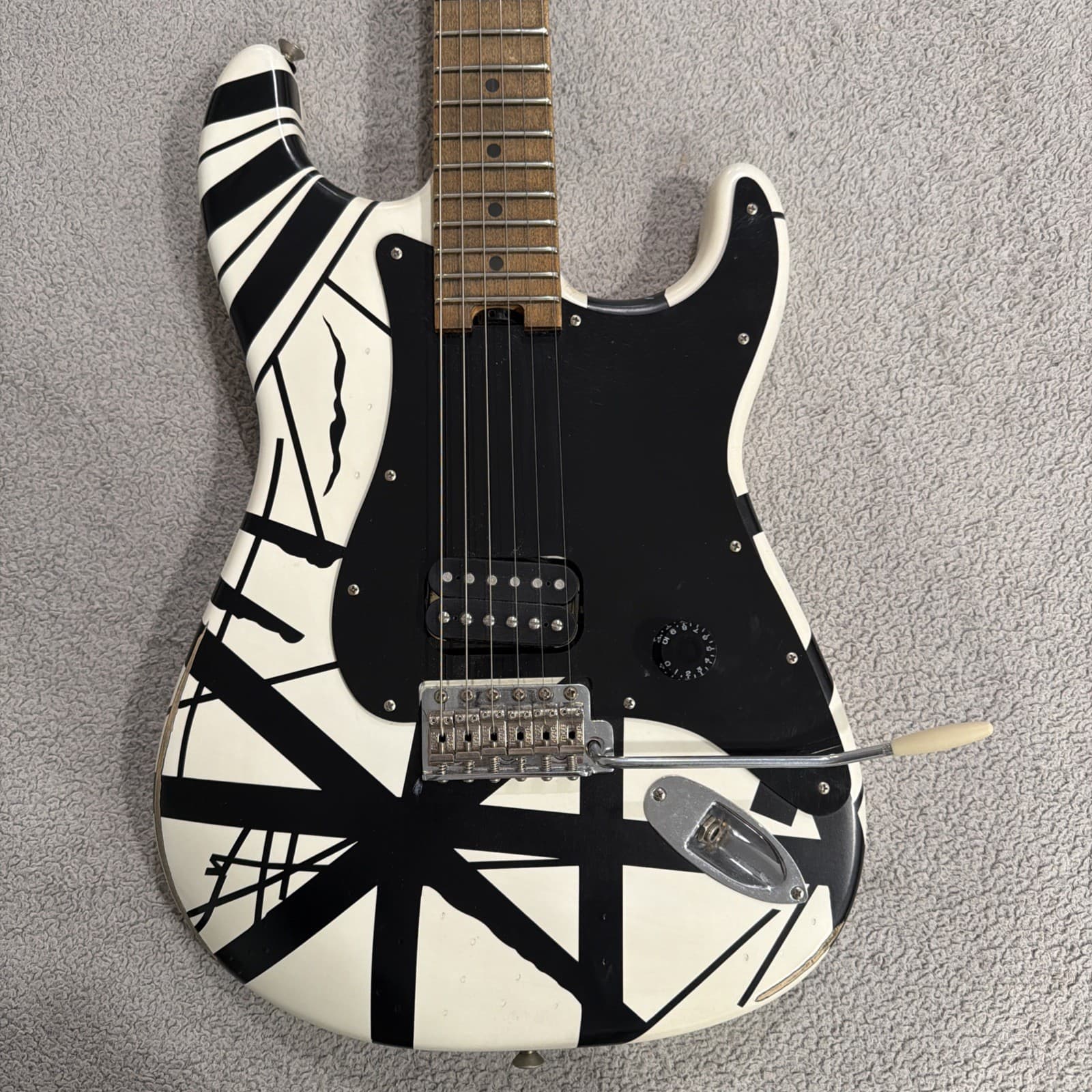 EVH Striped Series '78 Eruption White / Black Stripes Relic GOTOH Locking Tuners