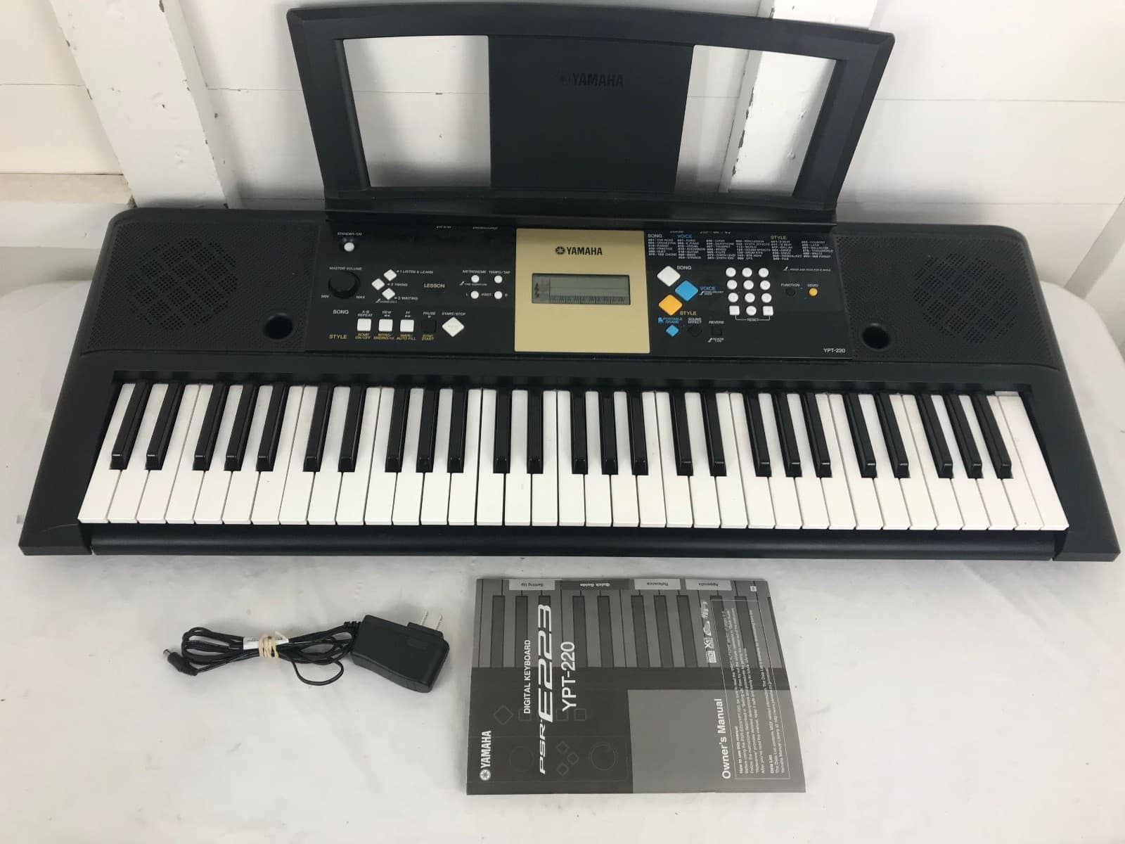 Yamaha YPT-220 Piano Keyboard Synthesizer w/ Owner's Manual. Tested & Works