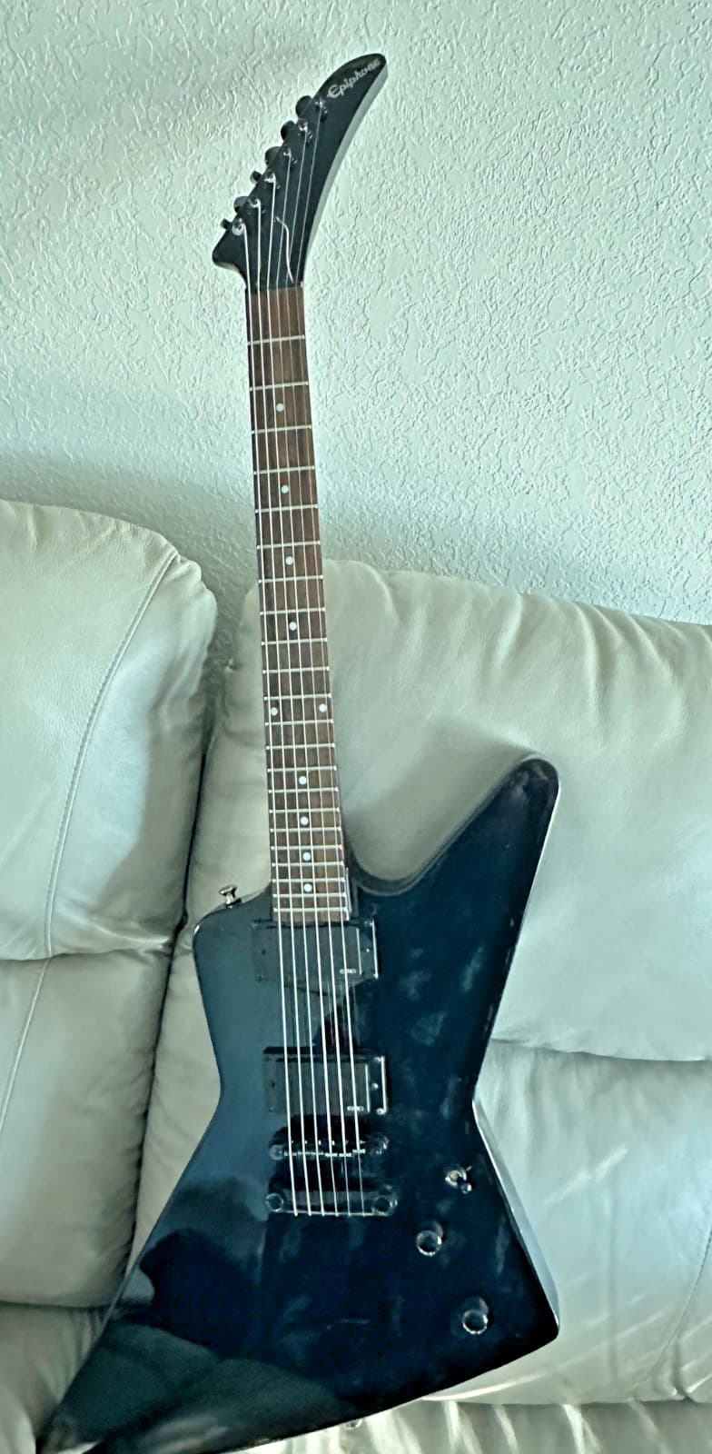 Epiphone Explorer Guitar 2012 great condition with case