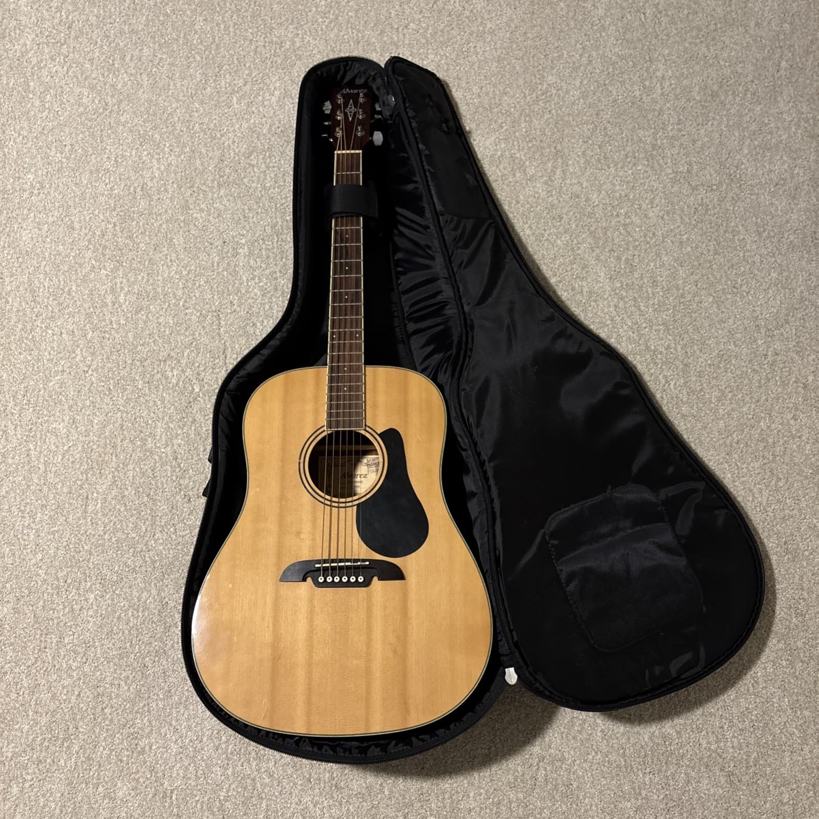 Alvarez RD26 Dreadnought Acoustic Guitar Natural
