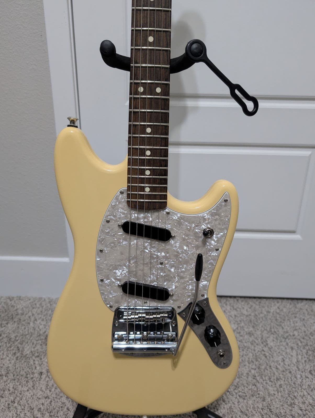 Fender American Performer Mustang - Vintage White w/Rosewood Fingerboard