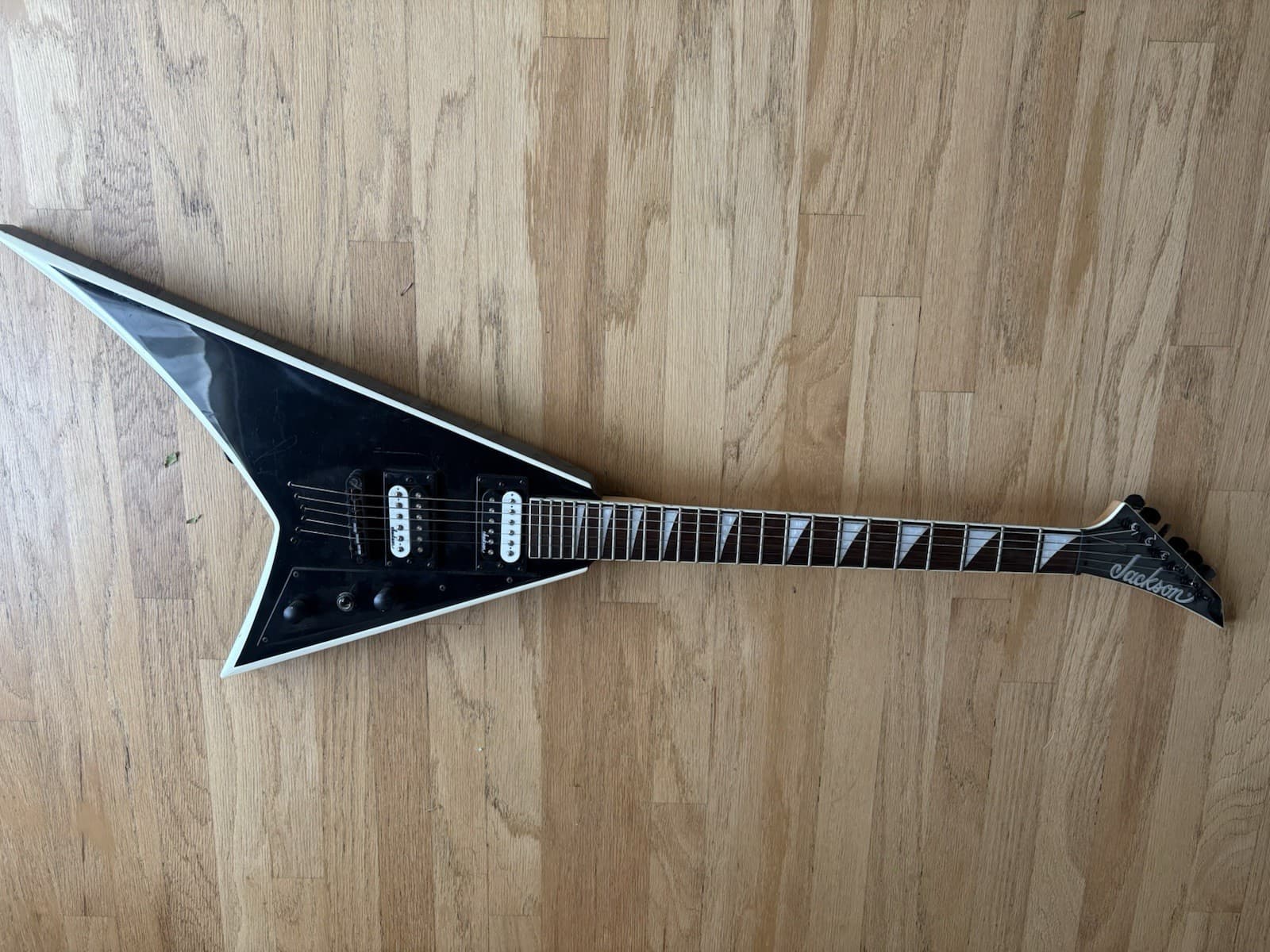 Jackson Rhoads V Electric Guitar Black 6-String Right-Handed Solid 24 Fret JS32T