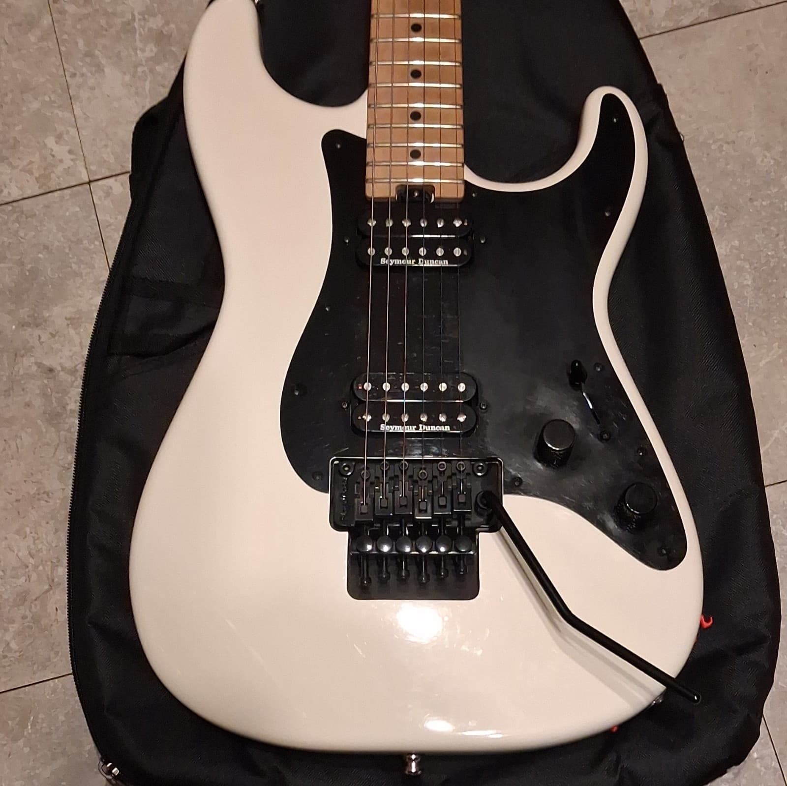 Charvel So-Cal Style 1 White Solid Body 6-String 22-Fret Maple Gig Bag