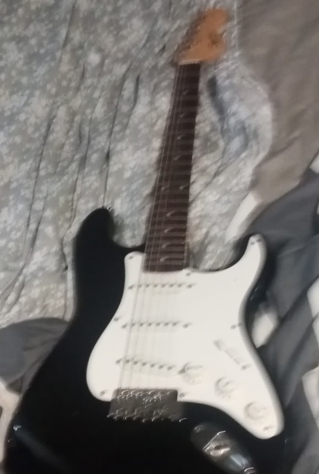Squier Strat Electric Guitar Black Solid Body Alder Rosewood 6-String RH 21F