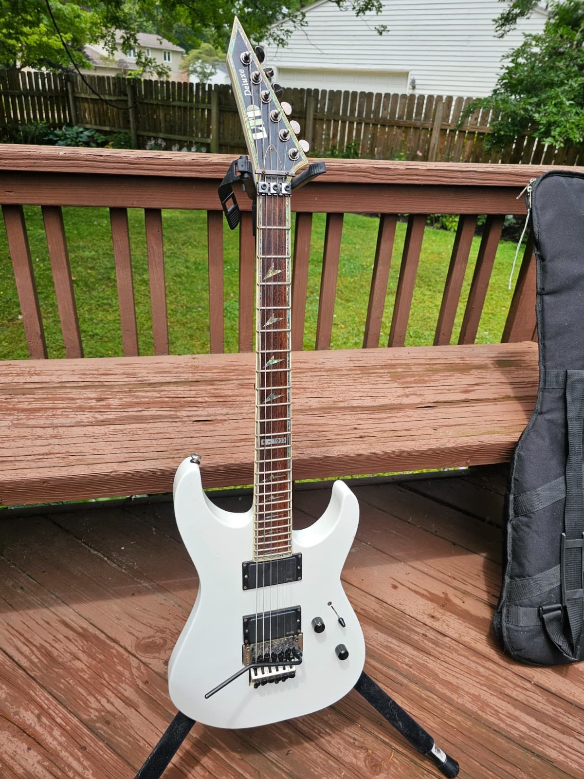 ESP LTD M-1000 deluxe Snow White Guitar