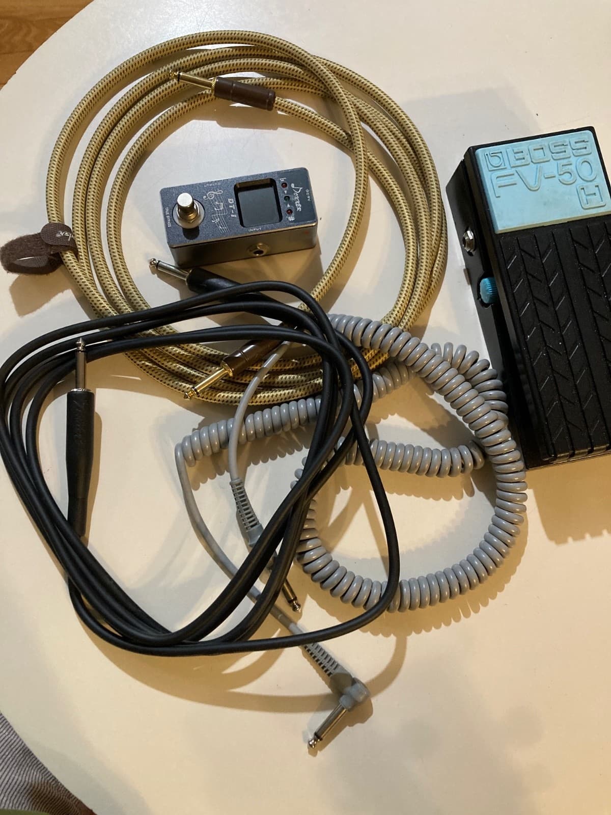 Boss FV-50 Volume pedal, Donner tuner, 2 new Fender guitar cords