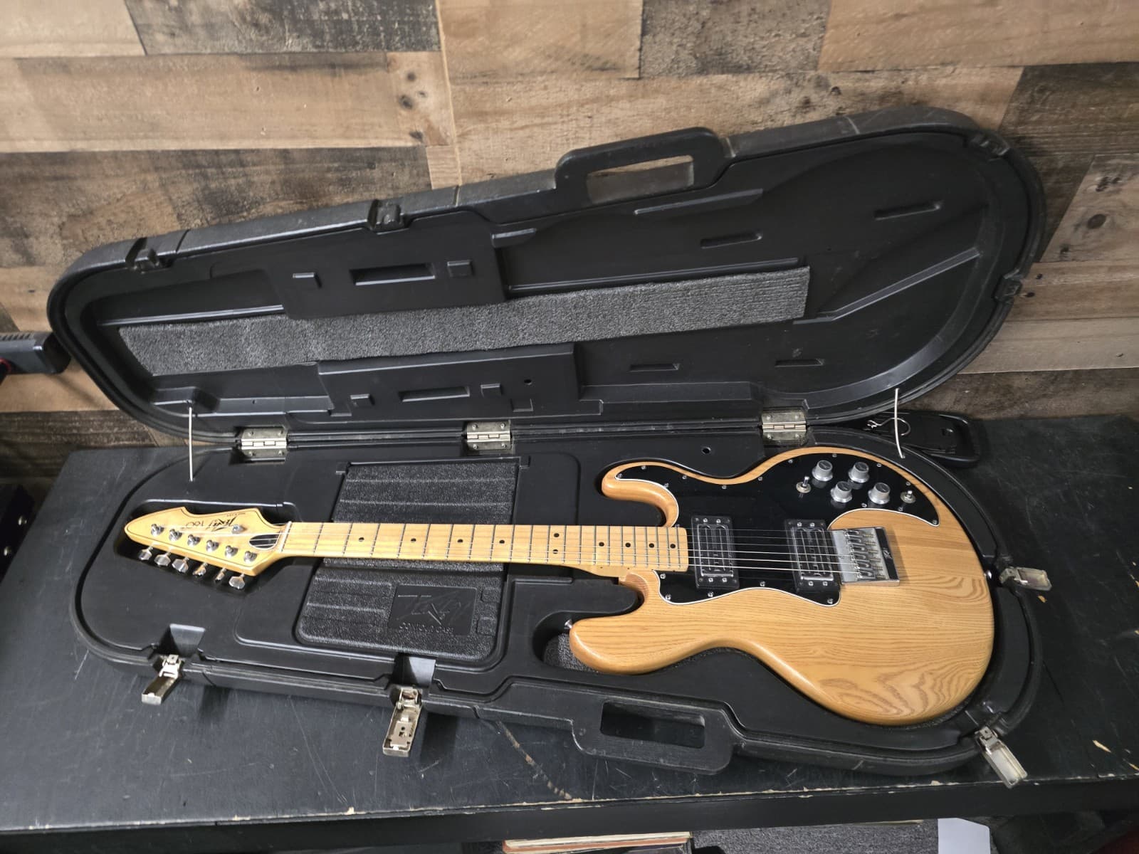 Peavey T-60 with Maple Fretboard - Natural W/Case