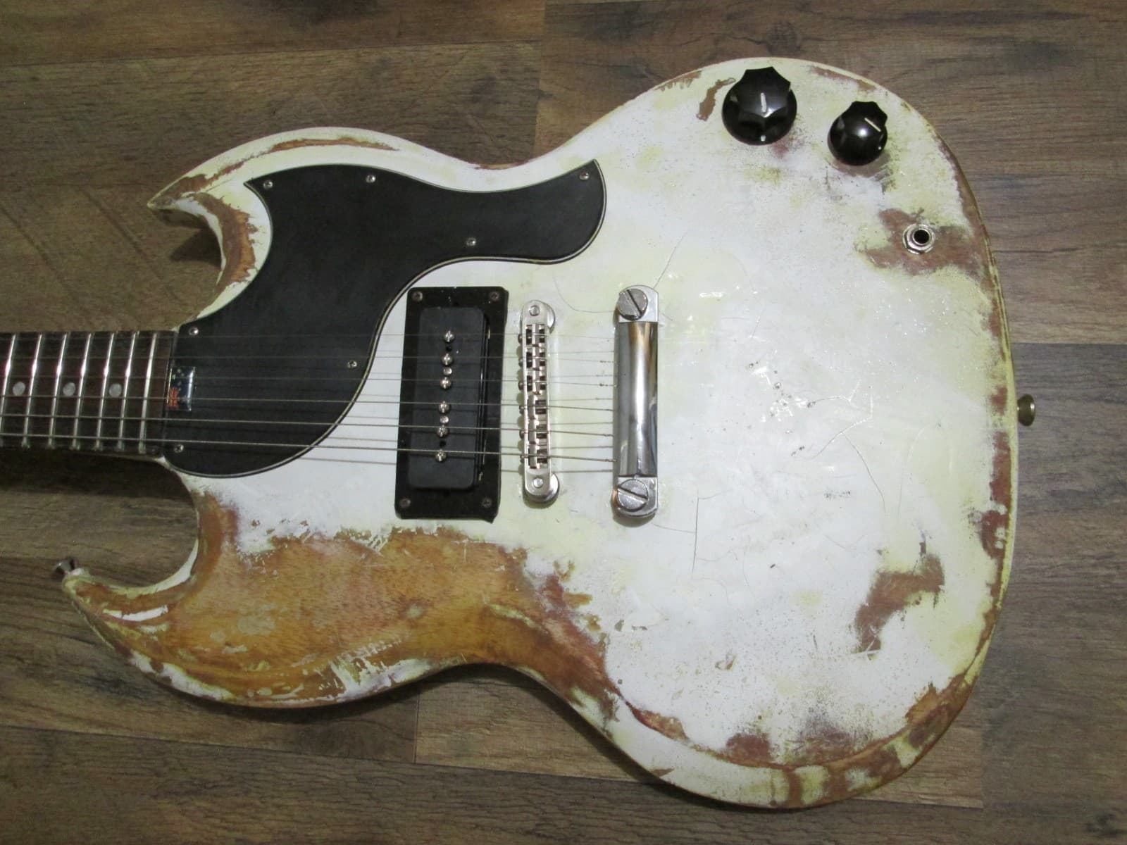 Epiphone YungBlud SG Junior Custom Relic P90 plays great hear how it sounds