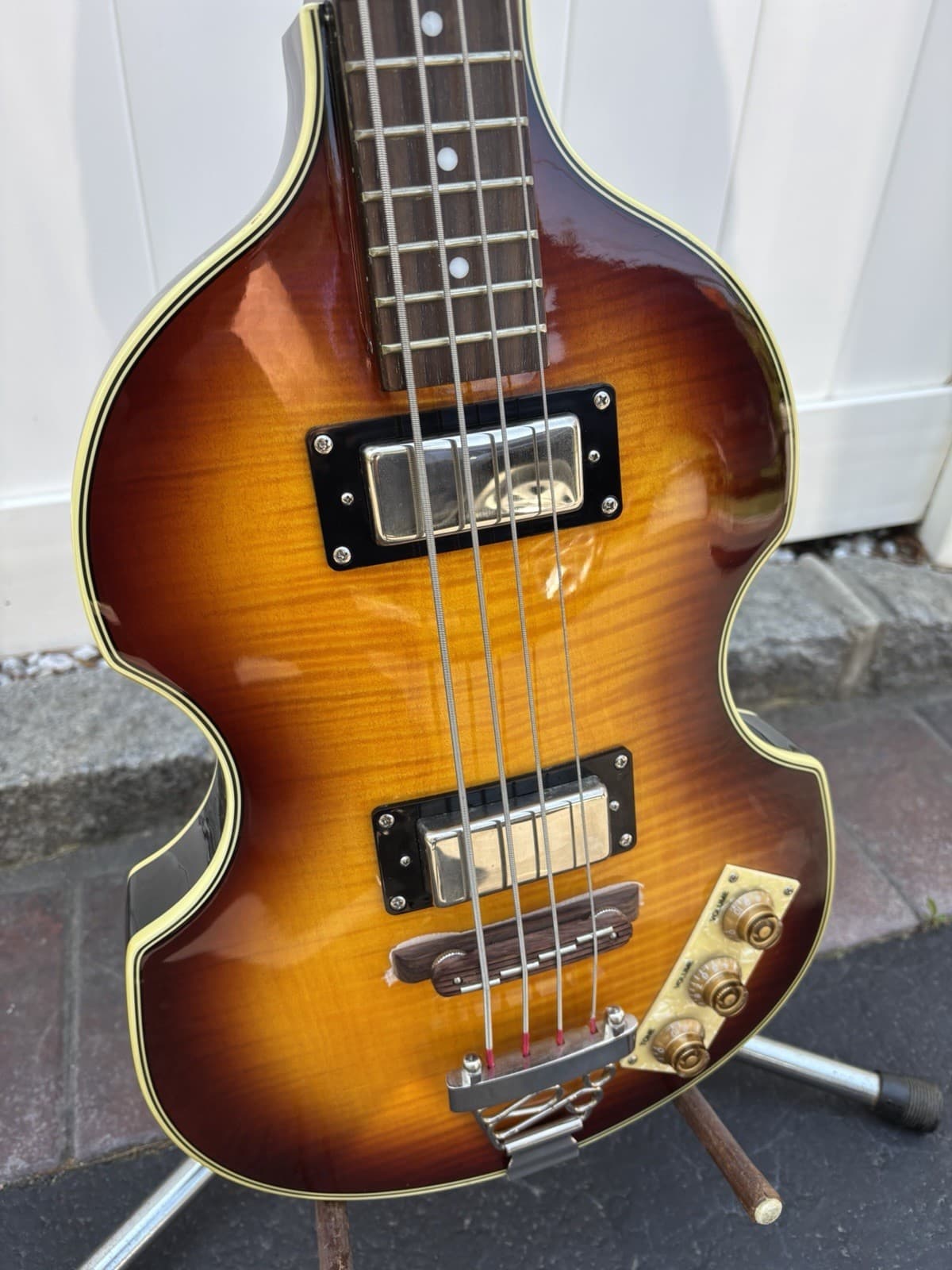 2011 Epiphone Viola hollow-body electric bass guitar with OHSC. Gorgeous