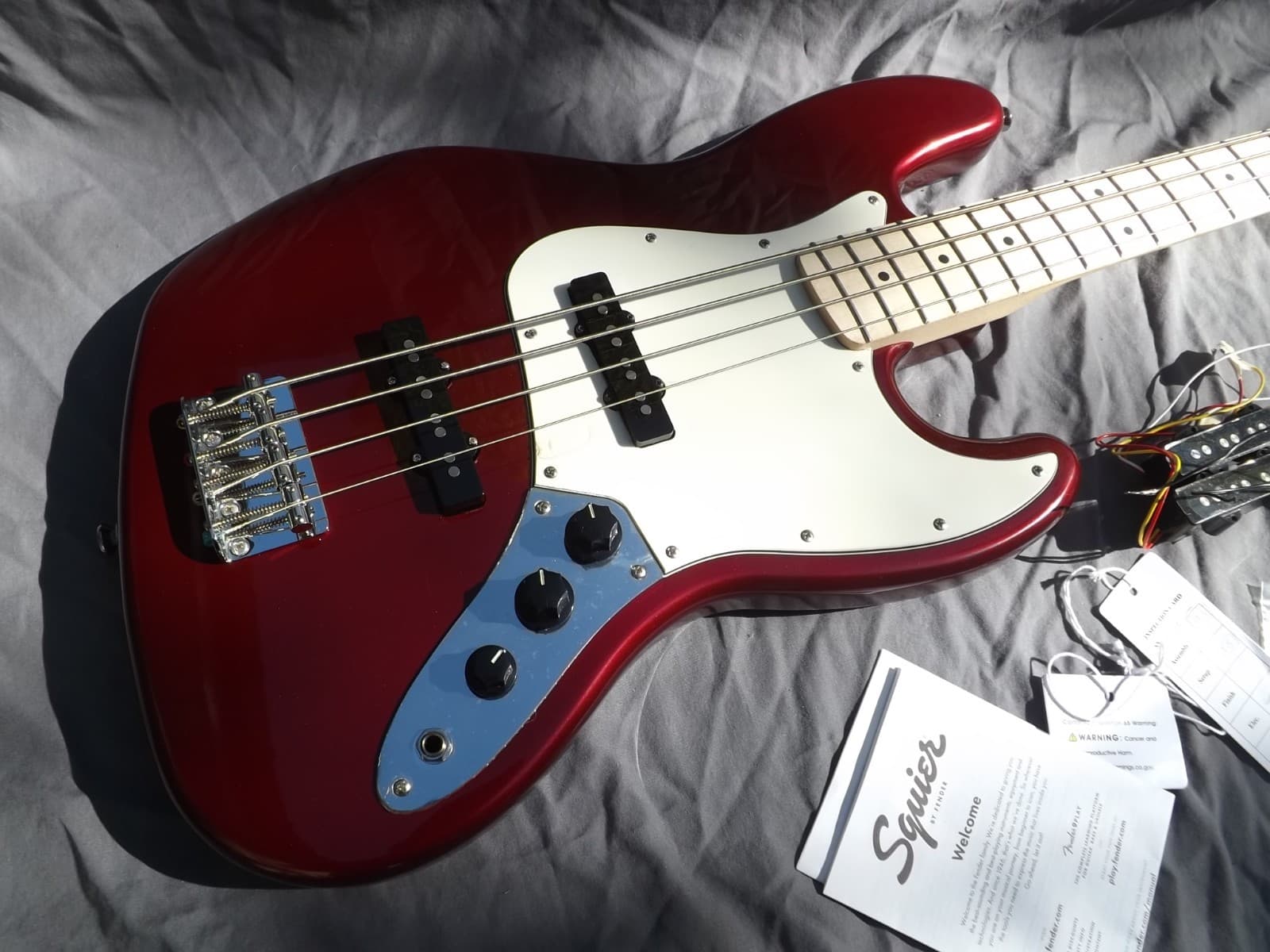 Squier Affinity Jazz Bass with American Standard pickups L.N. free ship