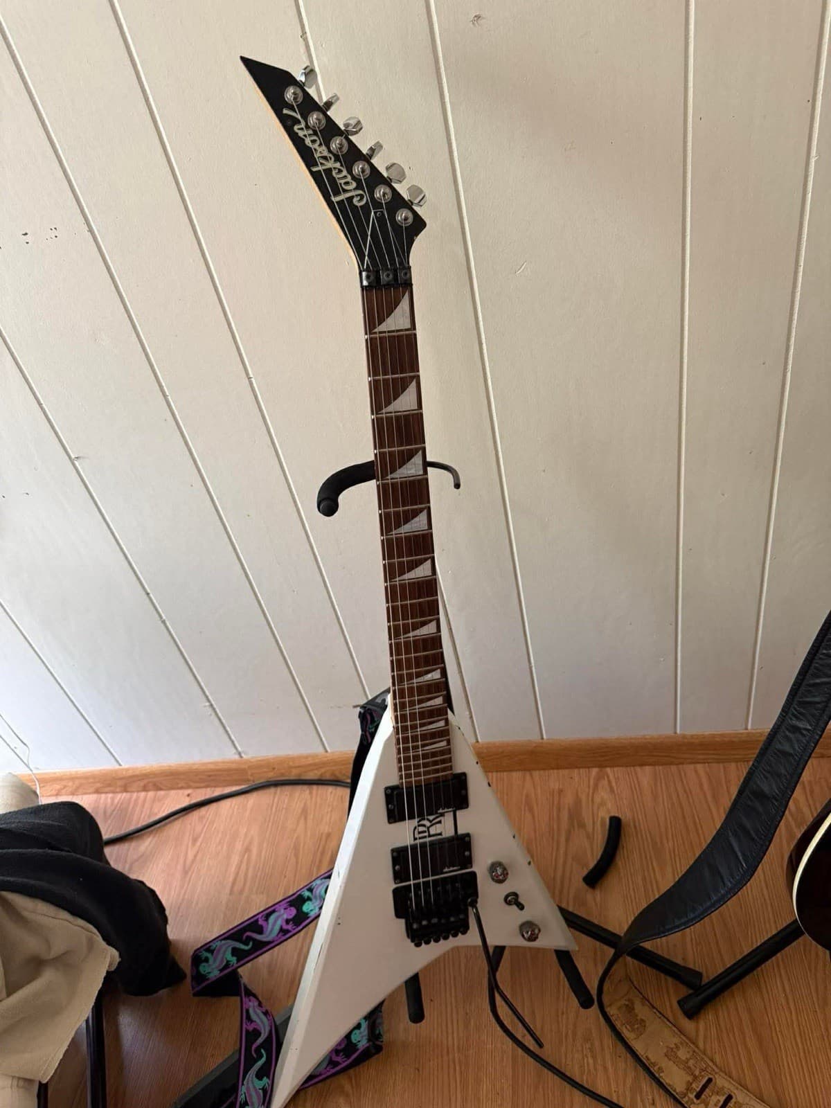 Jackson Rhoads JS32T White 6-String Solid Body RH 24-Fret w/ Strap