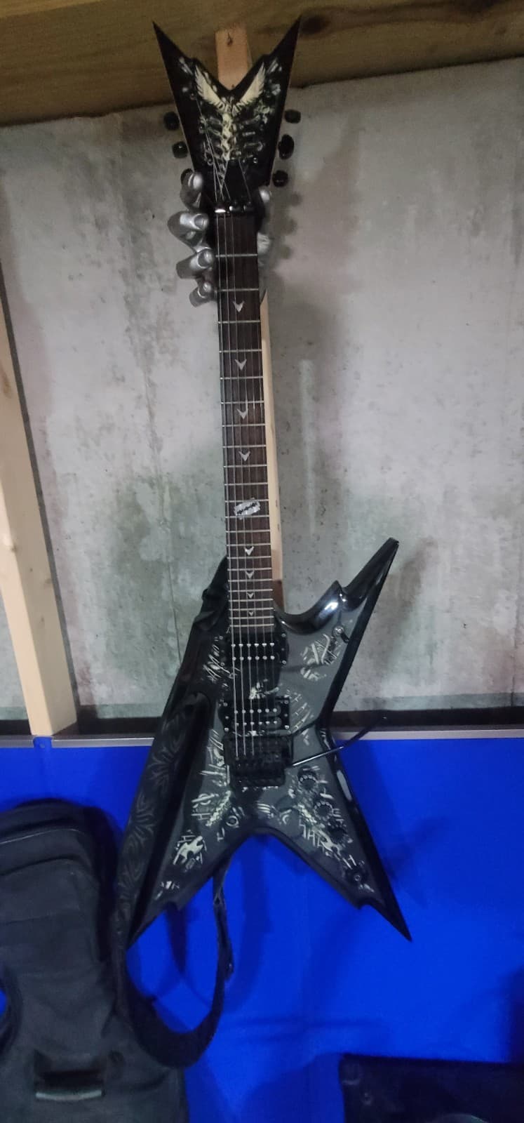 Dean Razorback BioChem design Dimebag Black6-String RH 22-Fret w/ Gig Bag