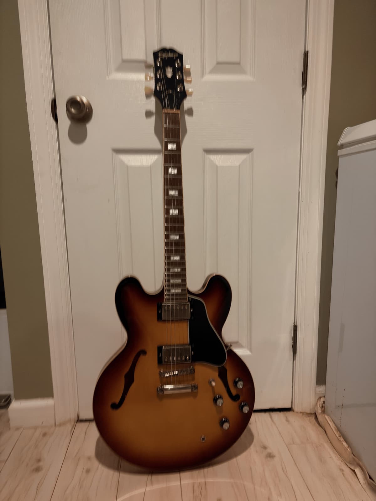 used electric gibson guitar-immaculate prestine condition, plays well