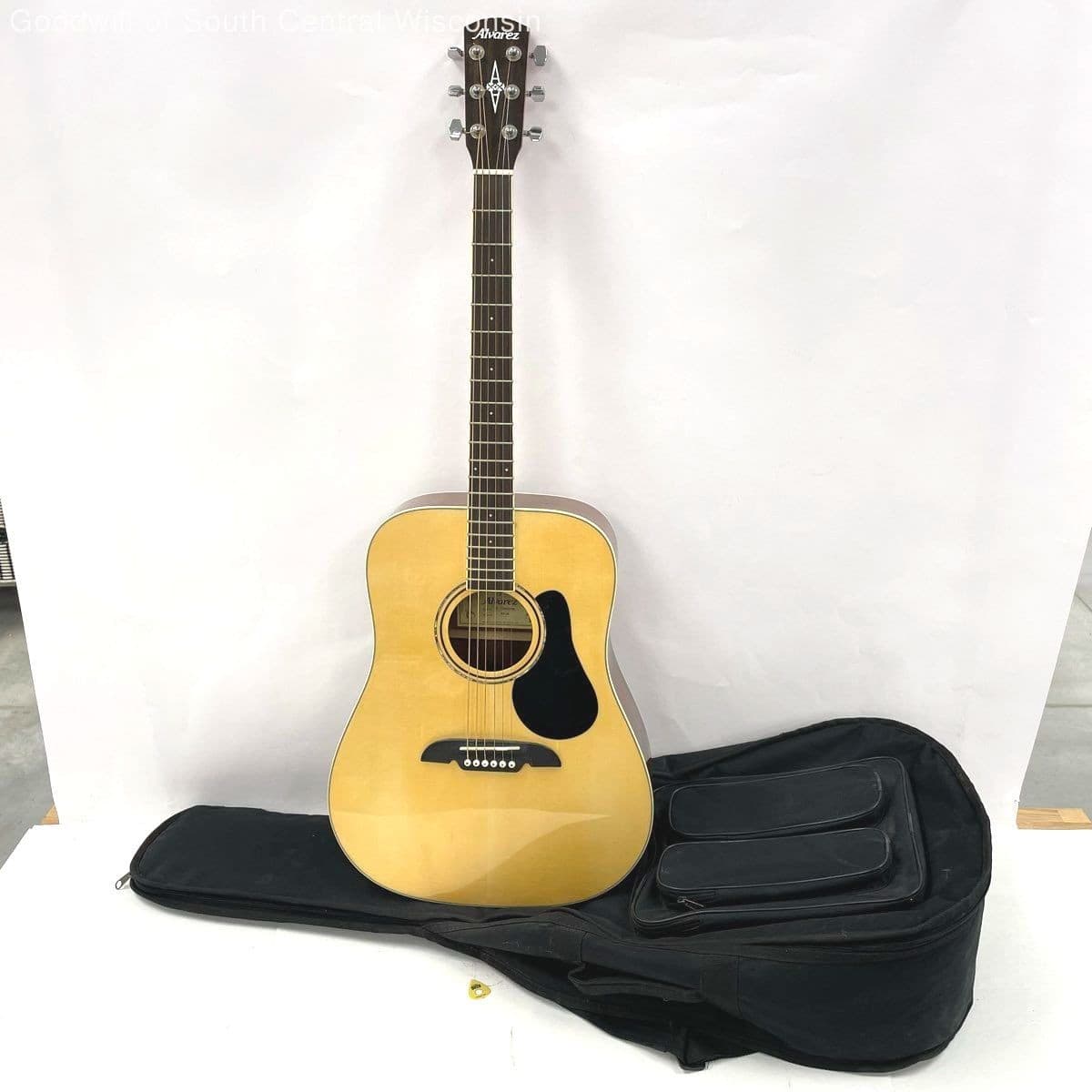 Alvarez RD26 Regent Series Dreadnought Acoustic Guitar - Gig Bag Case