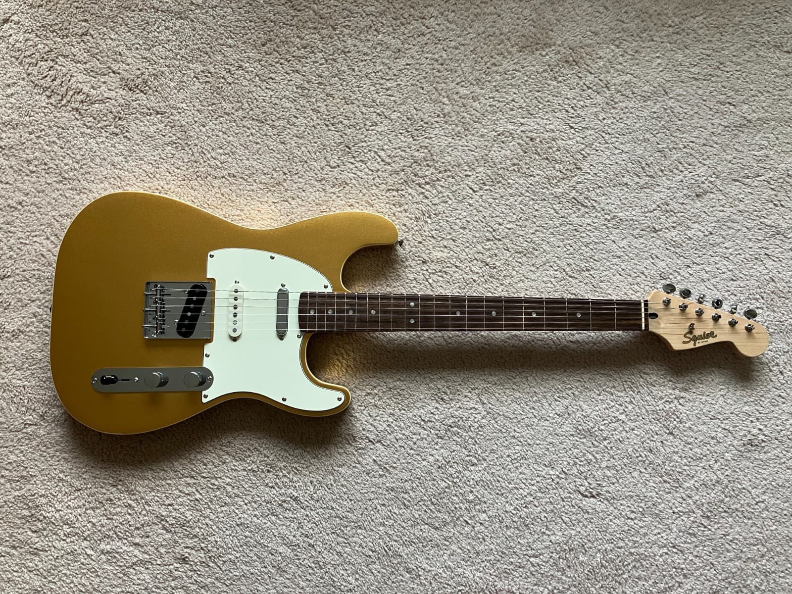 Squier Paranormal Custom Nashville Stratocaster electric guitar with gigbag