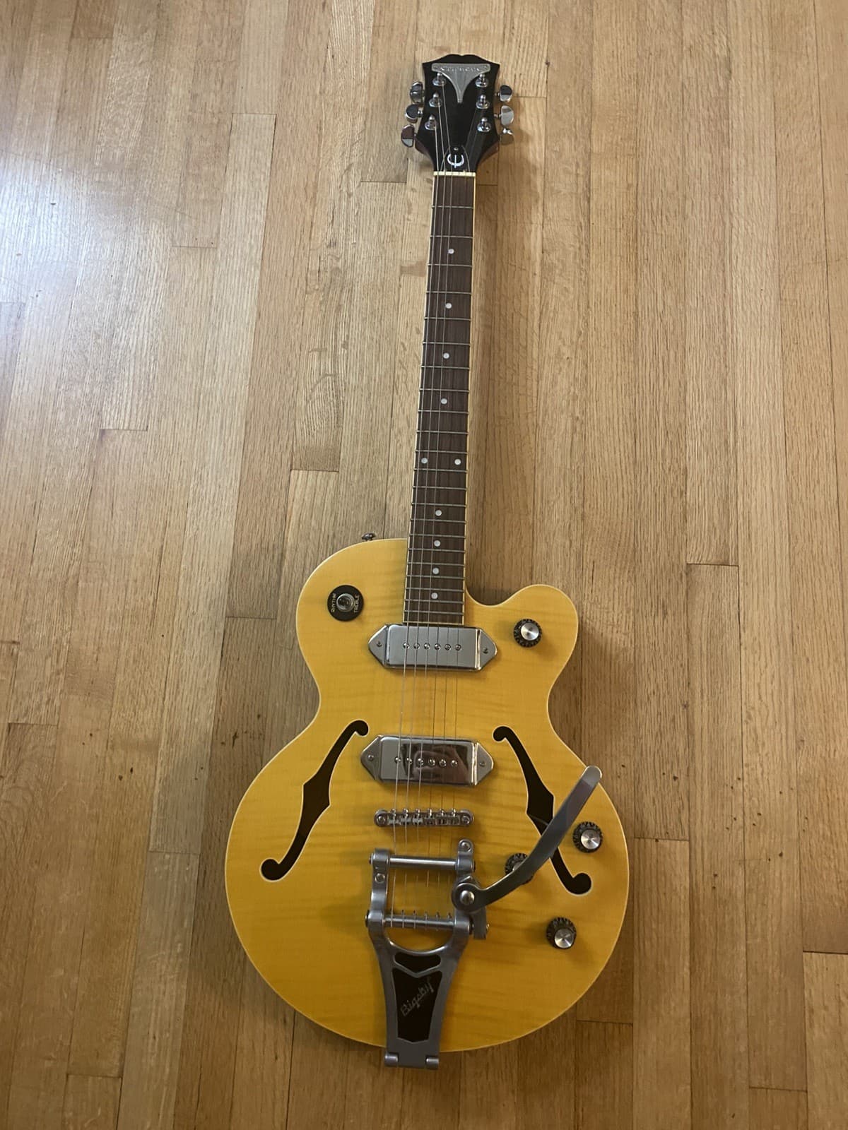 Epiphone Archtop WildKat Electric Guitar - Bigsby Tremolo