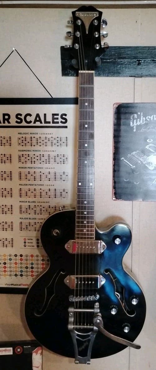 Epiphone Archtop WildKat Electric Guitar with Bigsby Tailpiece and P-90 Pickups