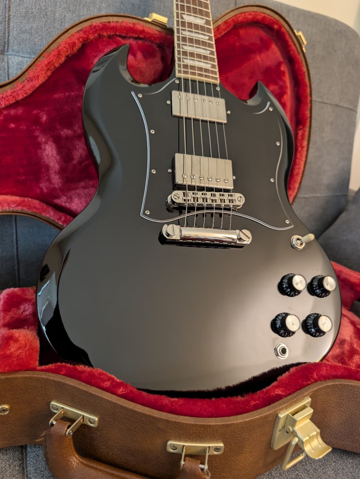 Epiphone SG Standard Ebony Electric Guitar - Alnico Classic Pickups Gibson Case