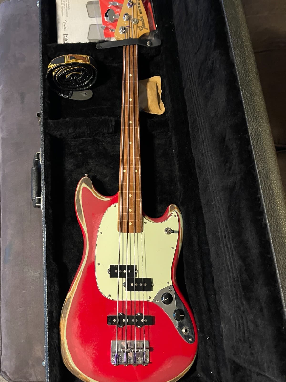Fender Mustang Bass - MIM - 2019 - Customized - (Fretless and 'Road Worn')