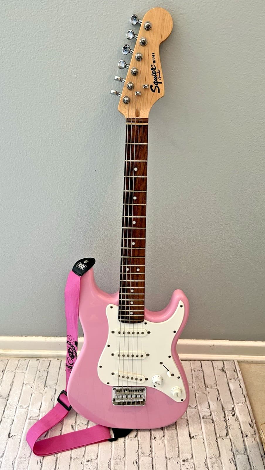 Fender Squier 3/4 Size Mini Strat Electric Guitar 6 String Rt-Handed with Strap