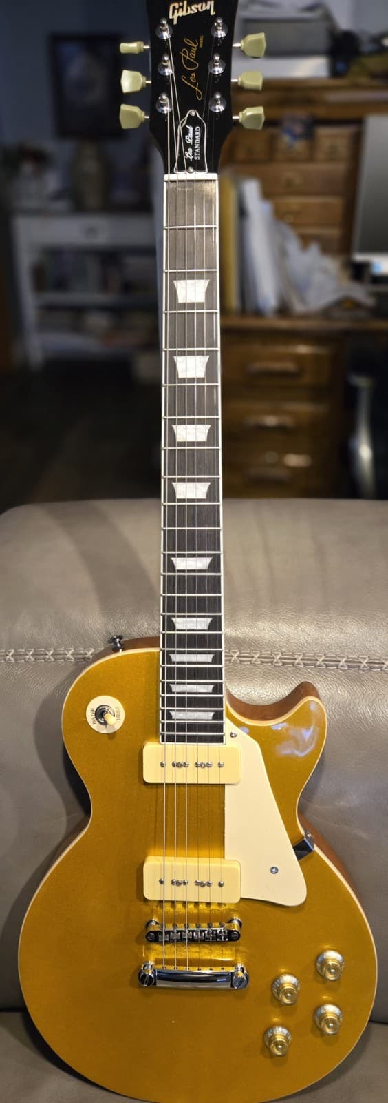 Gibson Les Paul Standard Gold Top Electric Guitar P90 pups w/ Case. Great shape