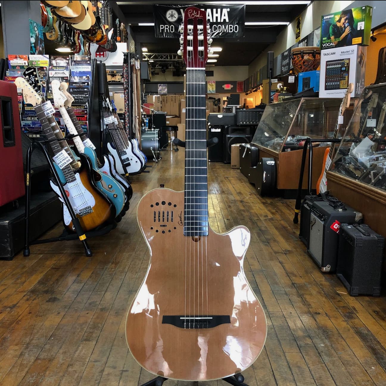 Godin MultiAc Grand Concert Duet Ambiance Nylon-String Natural High-Gloss