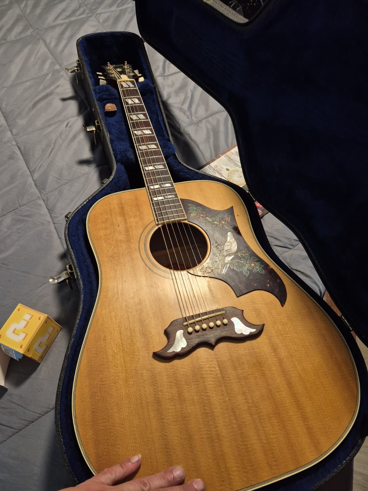 Gibson Dove Dreadnought Acoustic Guitar 6 String Spruce Natural w/ Hard Case
