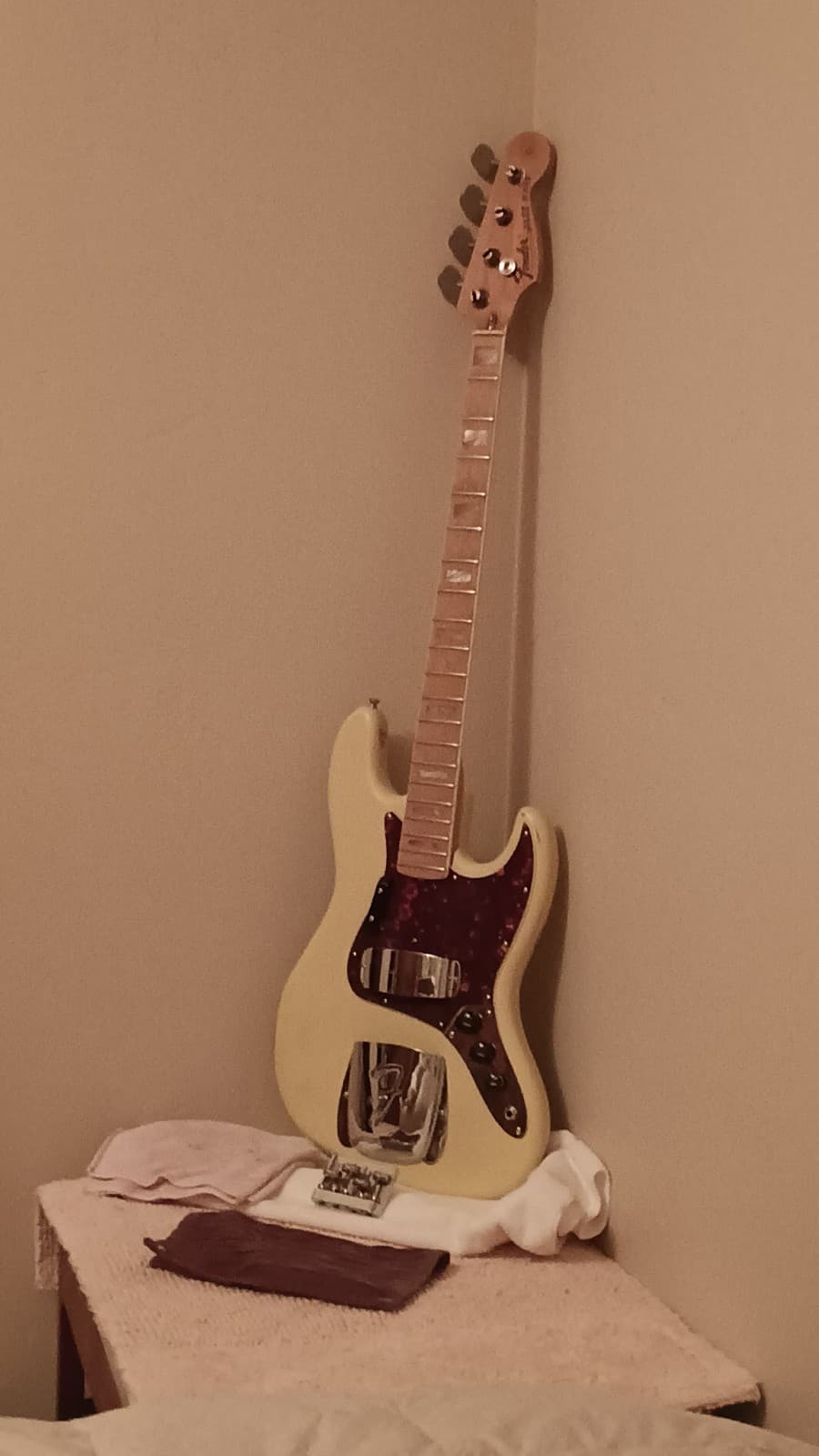 Jazz Bass Style 4-String Electric Guitar Cream Solid Body Maple Neck 20 Frets