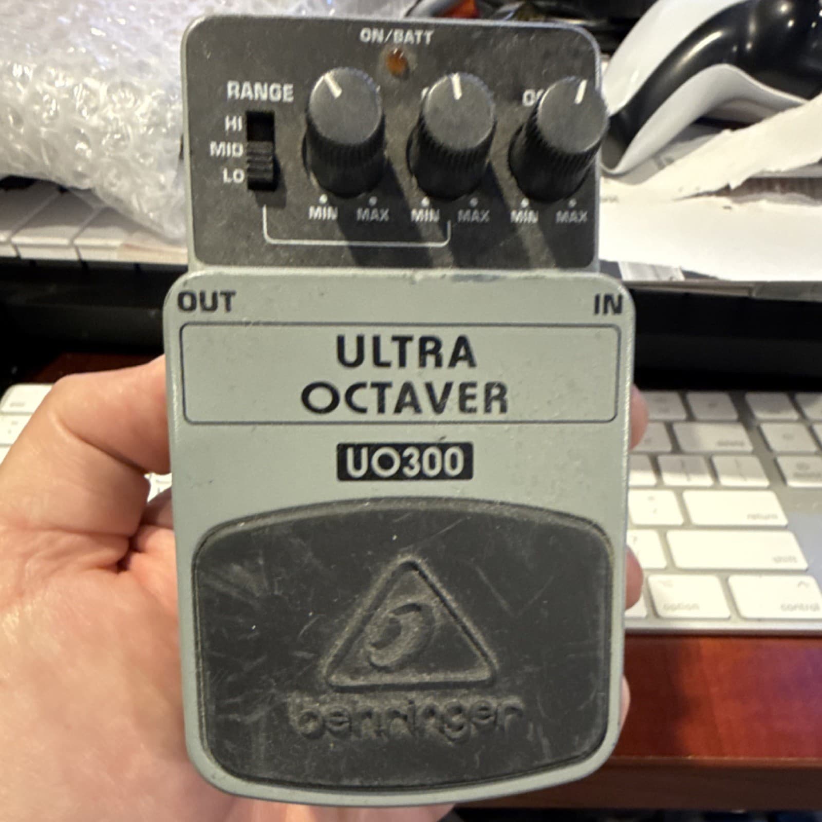 Behringer UO300 Ultra Octaver Analog Guitar Effects Pedal for Electric Bass