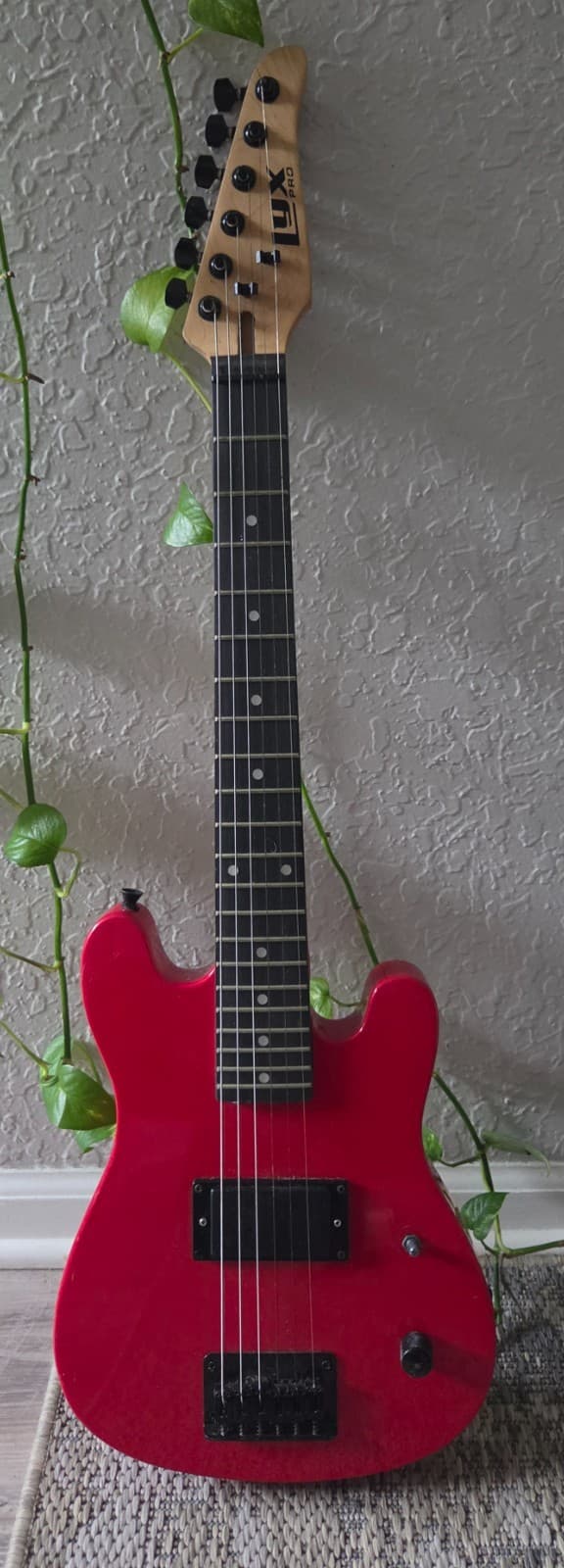 LyxPro CS Series Beginner Electric Guitar feat a bright red solid wood body