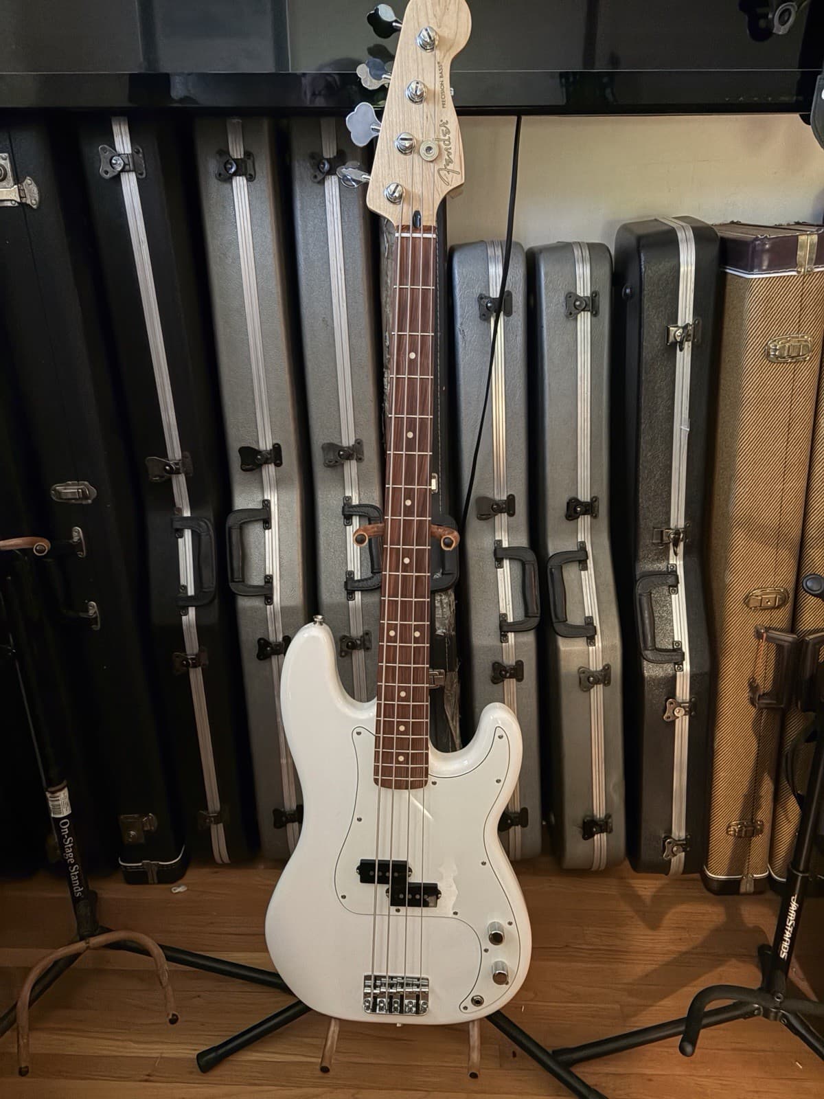 Fender Player Series Precision Bass Guitar Polar White. Pau Ferro Fretboard 2022