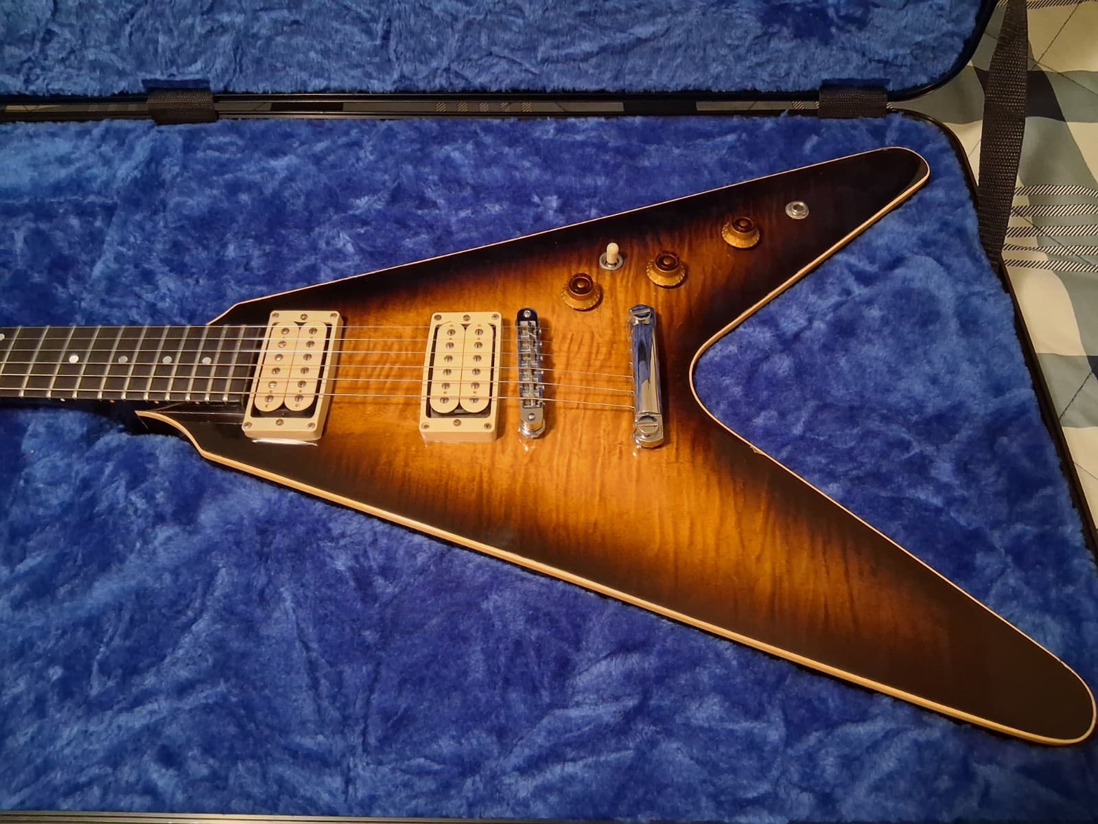 Gibson Flying V Guitar 1981 Tobacco Sunburst Guitar Excellent New Gibson V Case.