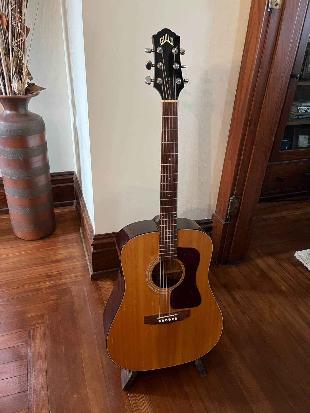 Guild DV25 acoustic guitar w/ HSC