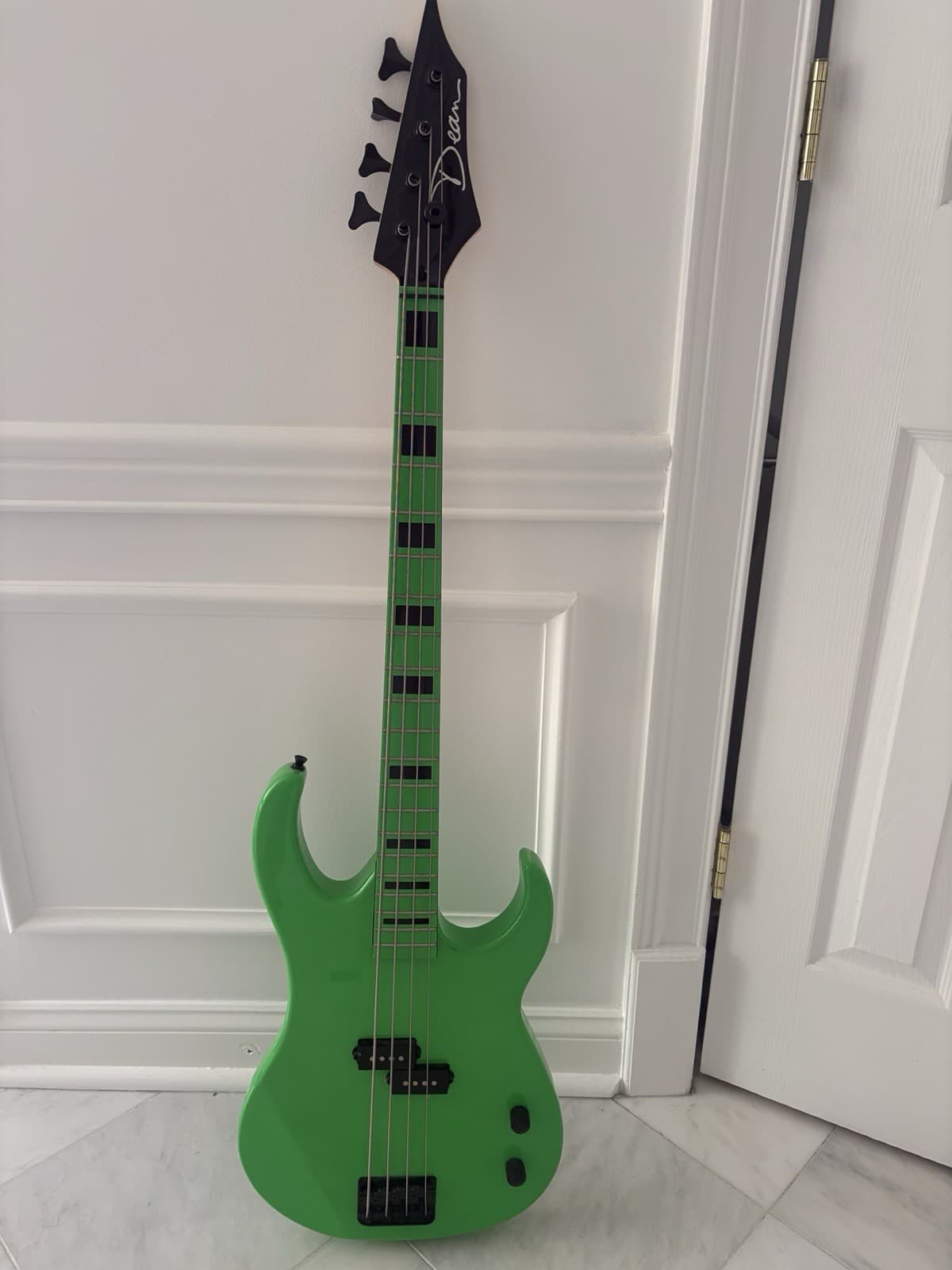 Dean Vendetta 4-String Solid-Body Electric Bass Guitar Green Right-Hand 24F
