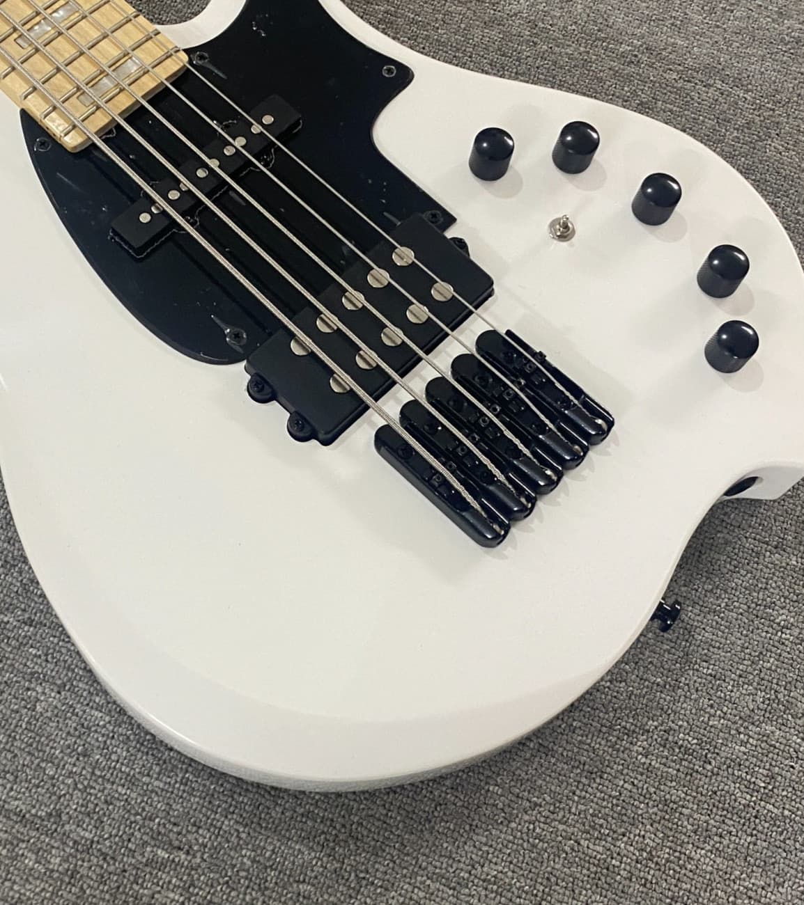 Bass Guitar - 5strings Maple fretboard black hardware 24frets S-H pickups