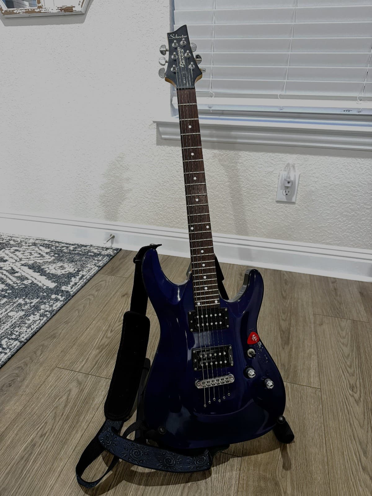 Pre-Owned Purple Schecter Omen 6 Diamond Series PLUS guitar stand