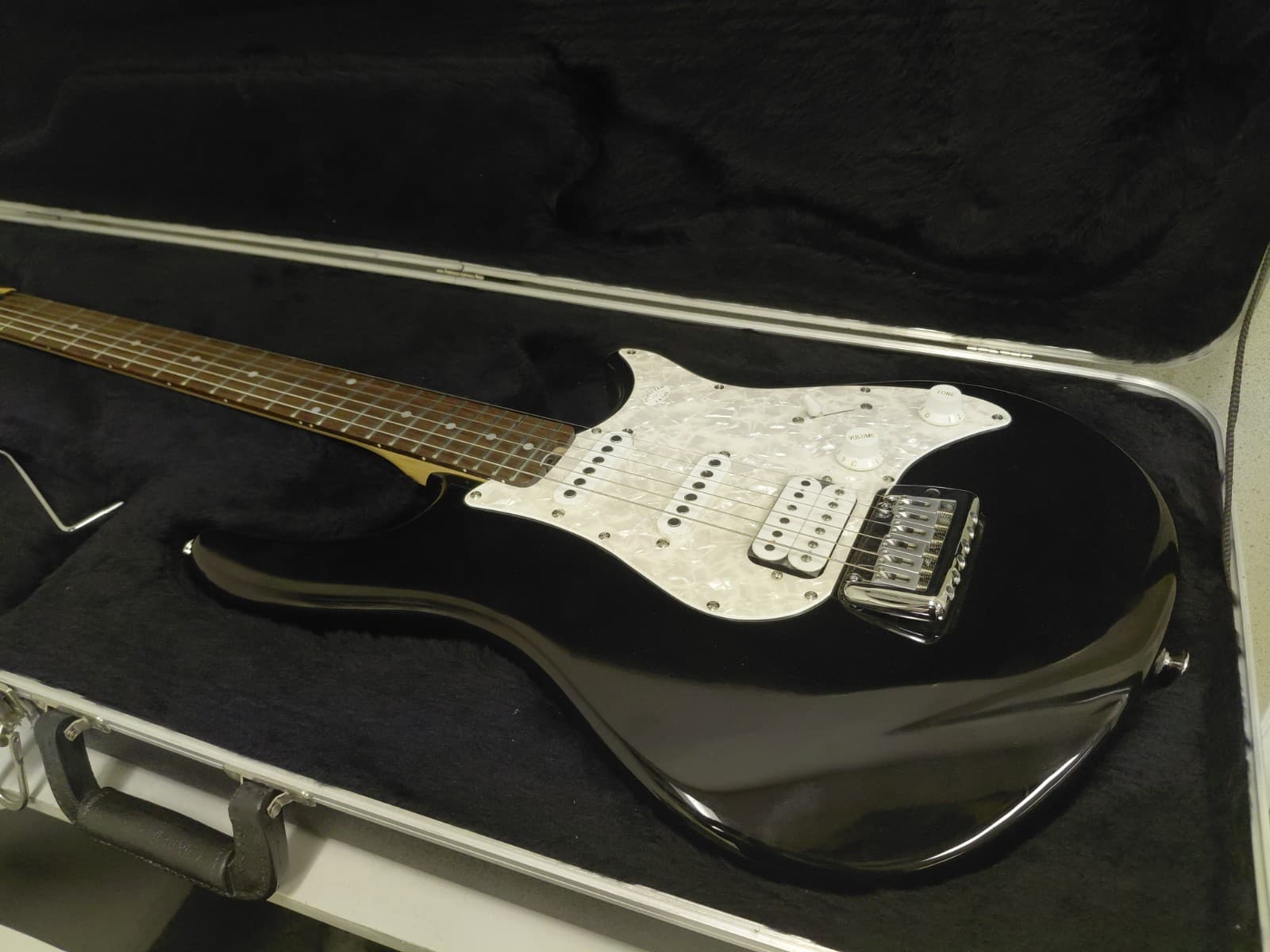 Peavey Predator Plus Black Electric Guitar w/ Peavey Logo Hard Shell Case