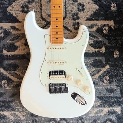 Fender American Ultra Stratocaster HSS with Maple Fretboard 2019 - Arctic Pearl