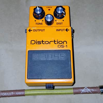 Boss DS-1 Distortion Guitar Effect Pedal with Fender patch cable