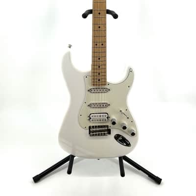 Fender Player Stratocaster® HSS, Maple Fingerboard 2022 - Polar White with Fender Locking Tuners and Fender Gig Bag