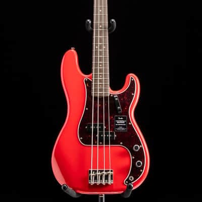 Fender Limited Edition Vintera II Road Worn '60s Precision Bass Fiesta Red