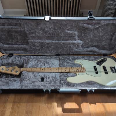 Fender American Professional Jazz Bass with Maple Fingerboard Olympic White