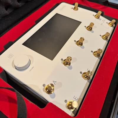 Neural DSP Quad Cortex White Gold Sweetwater Limited Edition + Gator TSA Case + Ampero Pedal