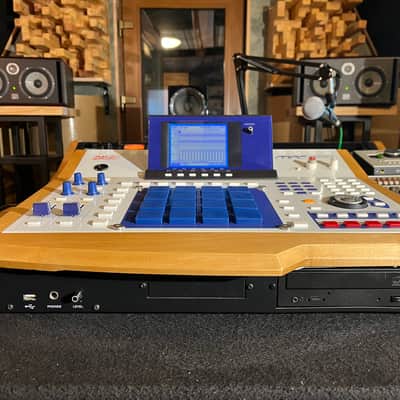 Akai MPC4000 Music Production Center 2002 - 2007 - White