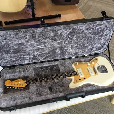 Squier J Mascis Jazzmaster Vintage White with Fender Deluxe Jazzmaster Case