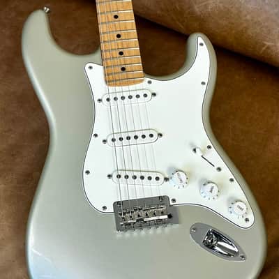 2020 Fender Mexico Limited Edition Player Stratocaster Inca Silver + tweed hardcase VGC