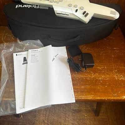 Roland Aerophone AE-10 Digital Wind Instrument white w/ bag